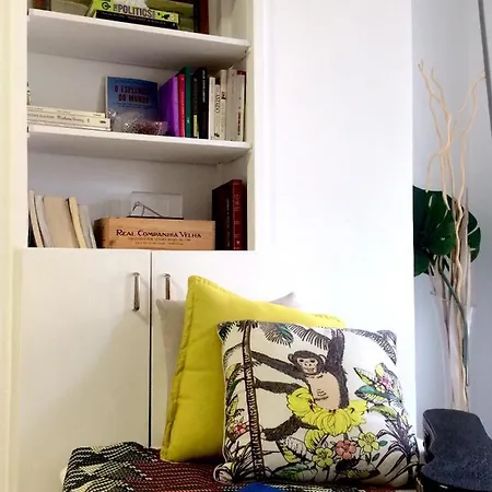 Appartamento Renovated Apt With Piano Near Metro Lisbona